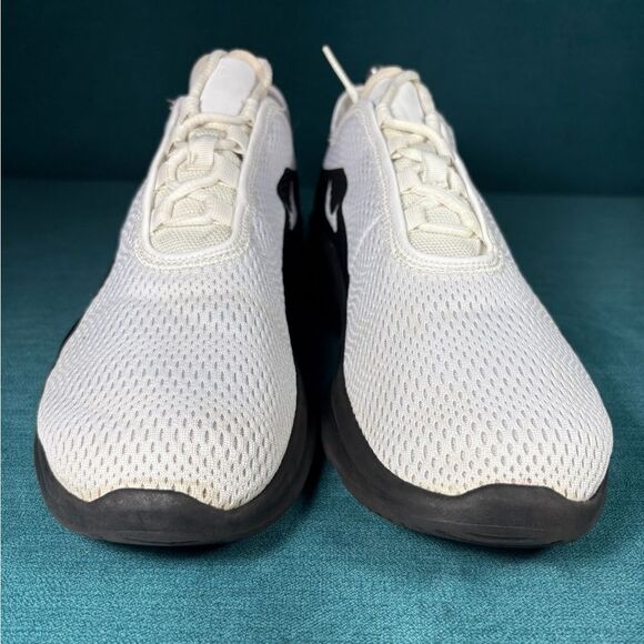 Size 9.5 - Women’s Nike Air Max Motion 2 shoes - Picture 4 of 9